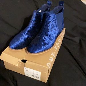 Beautiful Toms blue suede shoes  size 8   Brand new. Never worn